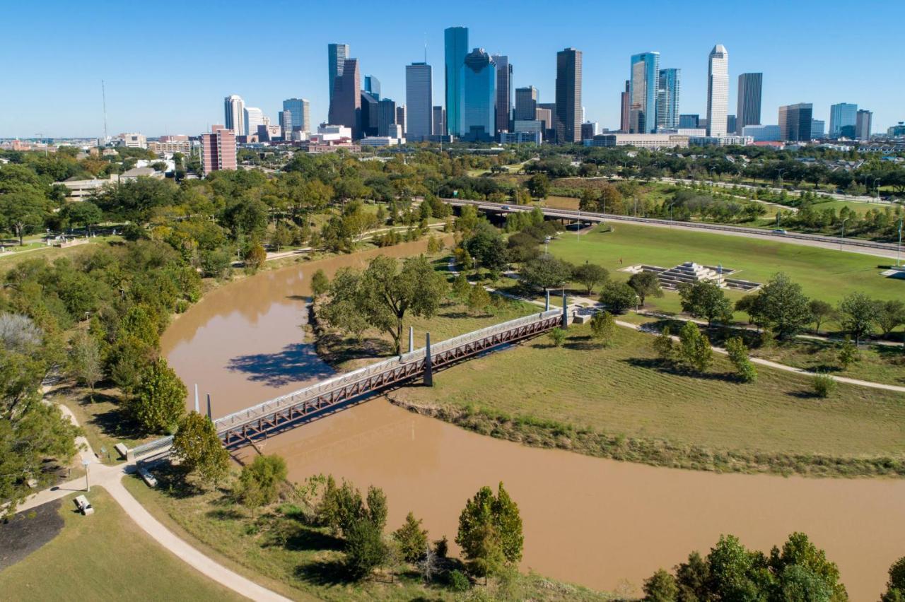 Urban Oasis Your Perfect Getaway In The Heart Of Downtown! Apartment Houston Exterior photo